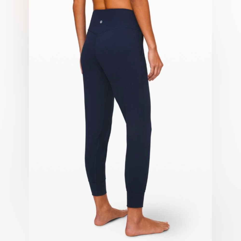 Women's sz 0 Lululemon Joggers, Navy blue, 22" inseam. Like new.